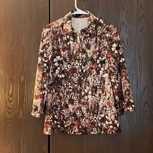 No Brand brown, cream and rust colored flower patterned blouse. Size Large